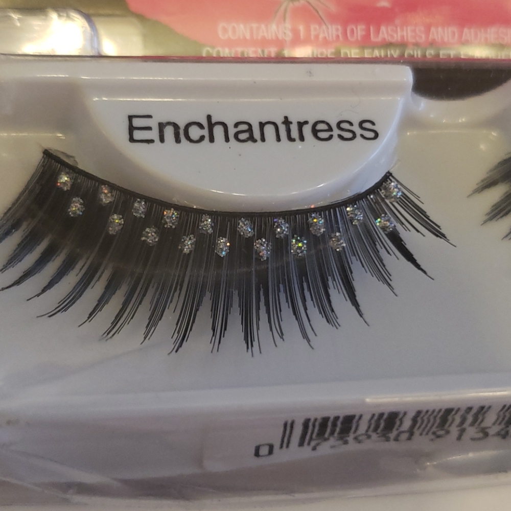 Lashes - Picture 4 of 10